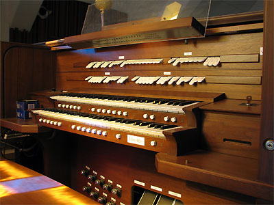 Click here to download a 2592 x 1944 JPG image showing the console of the Allen Computer Organ installed in the balcony of the santuary.