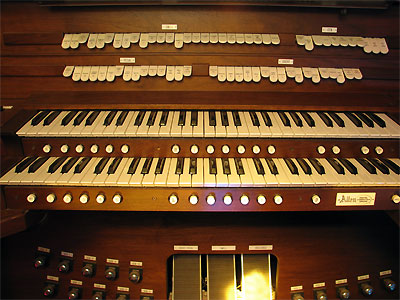 Click here to download a 2592 x 1944 JPG image showing the keydesk of the Allen Digital Computer Organ.