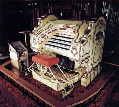 Click here to visit the offocial Portland Oregon Organ Grinder Pizza page and learn about the 4/51 Mighty WurliTzer Theatre Pipe Organ Jonas Nordwall played in the medley below.