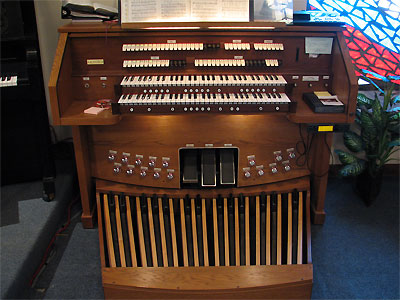 Click here to download a 2592 x 1944 JPG image showing the console of the Rodgers 755 Digital Church Organ with the bench set aside.