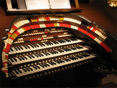 Click here to download a 2592 x 1944 JPG image showing the keydesk of the 3/45 Mighty Walker Digital Theatre Organ.