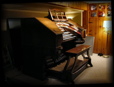 Click here to download a 2592 x 1944 JPG image showing the console of the 3/45 Mighty Walker Digital Theatre Organ.