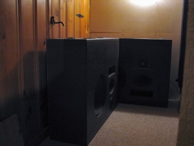 Click here to download a 2592 x 1944 JPG image showing the unenclosed speakers near the Main Chamber Swell Shades to the left of the console.