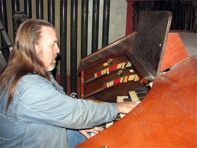 Click here to download a 2592 x 1944 JPG image showing Greg Rister at console of the Granada Theatre's 4/24 Mighty Robert Morton/WurliTzer Theatre Pipe Organ.