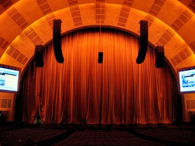 Click here to download a 1600 x 1200 JPG image showing the stage of the Radio City Music Hall.