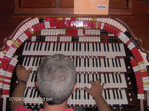 Click here to download a 2048 x 1536 JPG image of Tom Hoehn playing the magnificent Allen GW-IV Digital Theatre Organ.