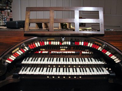 Click here to download a 2592 x 1944 JPG image showing the playing table of the Rosen Roxy 2/11 Mighty WurliTzer Theatre Pipe Organ installed at the Rosen Residence in Chatsworth, California.