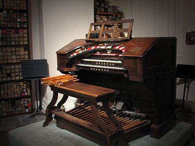 Click here to download a 2592 x 1944 JPG image showing the console of the Rosen Mighty WurliTzer.