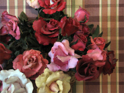 Click here to download a 2592 x 1944 JPG image showing the clay roses Dan made which are hanging on the wall entering the kitchen.