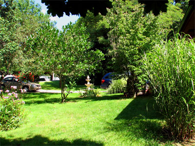Click here to download a 2592 x 1944 JPG image showing the front lawn along the driveway to the Rowland Residence.