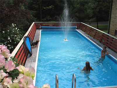 Click here to download a 2592 x 1944 JPG image showing the swimming pool below the elevated deck.