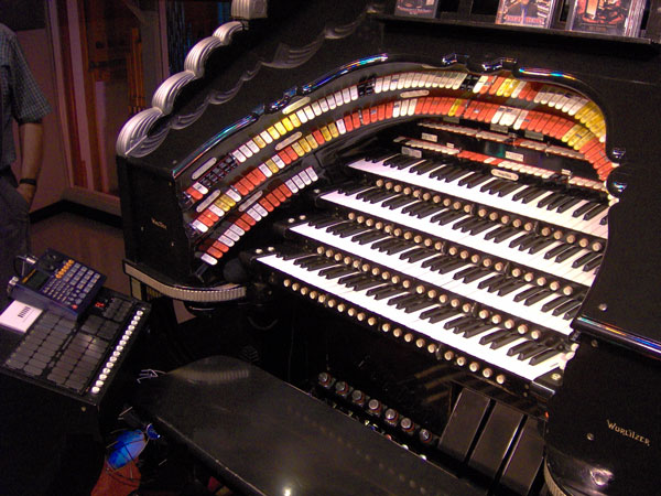 Click here to download a 2048 x 1536 JPG image showing the jet black console of the 4/42 Mighty WurliTzer Theatre Pipe Organ.