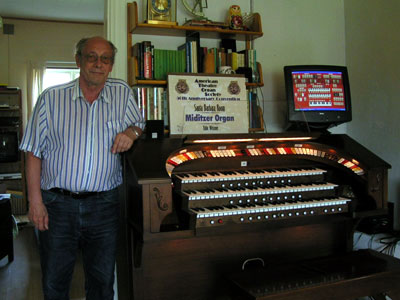 Click here to download a 1024 x 768 JPG image of Per Schultz and his Mighty Rodgers Theatre Organ.