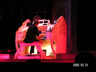 Click here to download an 800 x 600 JPG image of Robert Wolfe at the Thursford 3/19 Mighty WurliTzer Theatre Pipe Organ.