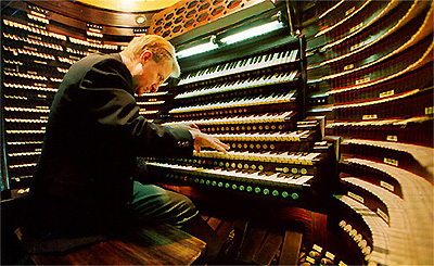 Click here to download a 515 x 316 JPG image showing Antoni Scott playing Bach's Toccata in D minor.