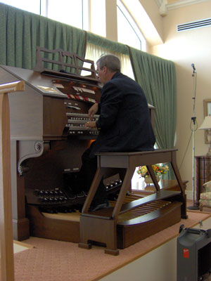 Click here to listen to new music from Tom Hoehn at the console of the Mighty Allen MDS317EX Digital Theatre Organ installed at the Woodlands in Shell Point, Florida.
