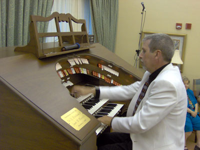 Click here to download a 2048 x 1536 JPG image of Tom Hoehn at the console of the Mighty Allen MDS317EX Digital Theatre Organ installed at the Woodlands in Shell Point, Florida.