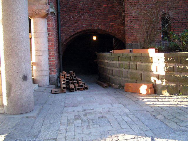 Click here to download a 640 x 480 JPG image showing some pipes lying in the loading zone awaiting transport to the wirk place.