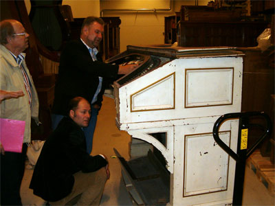 Click here to download a 1024 x 768 JPG image showing some of the members evaluating the organ console.