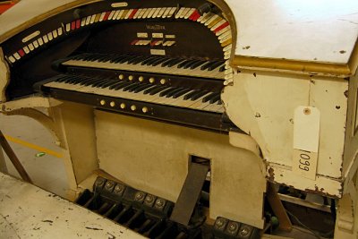 Click here to download a 1024 x 683 JPG image showing the playing table of the 2/7 Mighty WurliTzer Theatre Pipe Organ console.