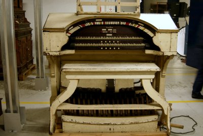 Click here to download a 1024 x 683 JPG image showing the console of the Skandia Theatre's 2/7 Mighty WurliTzer.