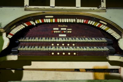 Click here to download a 3456 x 2304 JPG image showing the playing table of the 2/7 Mighty WurliTzer Theatre Pipe Organ console.