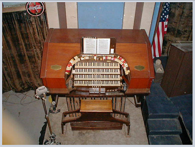 Click here to download a x JPG image showing the console of the 4/24 Mighty Granada Theatre's WurliTzer-Morton Pipe Organ.