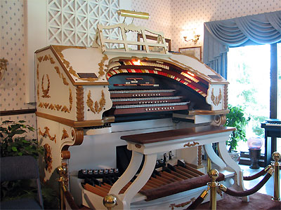 Click here to download a 2592 x 1944 JPG image showing the console of the 3/17 Mighty WurliTzer Theatre Pipe Organ installed at the Dorothy Steiner Residence in Baltic, Ohio.