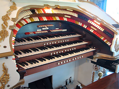 Click here to download a 2592 x 1944 JPG image showing the playing table of the 3/17 Mighty WurliTzer Theatre Pipe Organ.