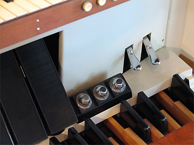 Click here to download a 2592 x 1944 JPG image showing the swell shoes and piano pedals of the 3/17 Mighty WurliTzer Theatre Pipe Organ.