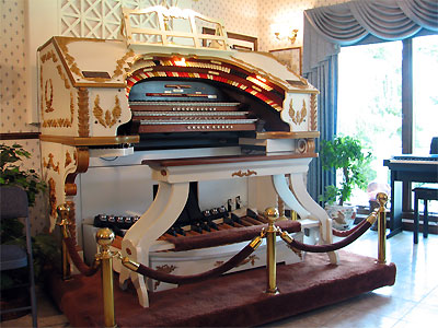 Click here to download a 2592 x 1944 JPG image showing the console of the 3/17 Mighty WurliTzer Theatre Pipe Organ.
