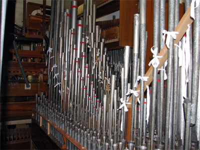 Click here to download a 2592 x 1944 JPG image showing ranks of pipes inside the Solo chamber to the left of the console.