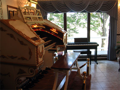 Click here to download a 2592 x 1944 JPG image showing the console of the 3/17 Mighty WurliTzer Theatre Pipe Organ.