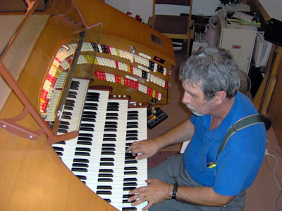 Click here to download another 2048 x 1536 JPG image of Tom Hoehn at the console of the J. Tyson Forker Memorial 4/32 Mighty WurliTzer Theatre Pipe Organ installed at Grace Baptist Church in Sarasota, Florida.