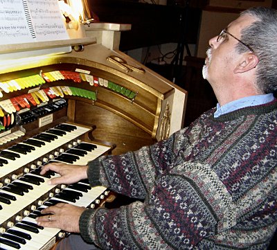 Click here to download a x JPG image showing Tom Hoehn at the console of the 3/11 Mighty Mller Theatre Pipe Organ installed at the Rylander Theatre in Americus, Georgia.