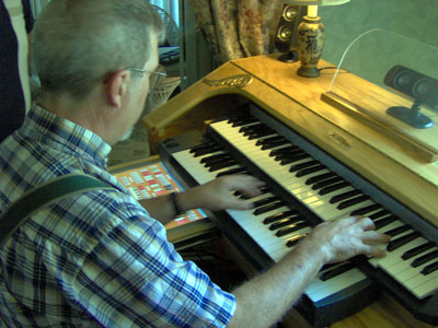 Click here to download a 2048 x 1536 JPG image of Tom Hoehn playing Dan Rowland's Mighty MidiTzer!