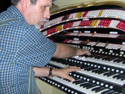 Click here to download a 2048 x 1536 JPG image showing Tom Hoehn at the console of the 3/18 Mighty WurliTzer Theatre Pipe Organ installed at Lake Brantley High School in Orlando, Florida.