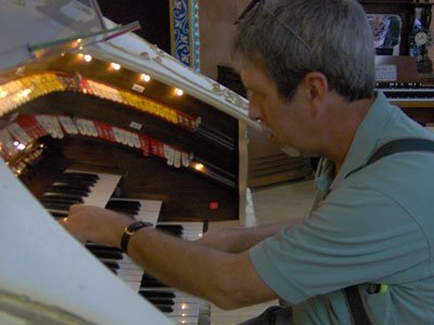 Click here to download a 2048 x 1536 JPG image of Tom Hoehn at the console of<BR>the Mighty 3/12 Page Theatre Pipe Organ