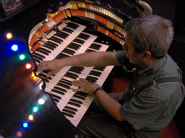 Click here to download a 2048 x 1536 pixel image of Tom Hoehn at the console of the Roaring 20's Pizza and Pipes 4/42 Mighty WurliTzer Theatre Pipe Organ.