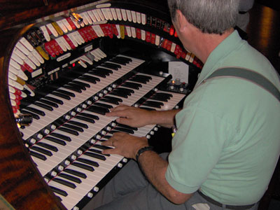 Click here to download a 2048 x 1536 JPG image of Tom Hoehn at the console of the Tampa Theatre 3/14 Mighty WurliTzer Theatre Pipe Organ.