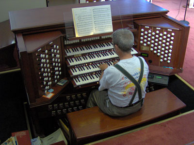 Click here to download a 2048 x 1536 JPG image showing Tom Hoehn warming up before the evening performace of Phantom of the Opera.