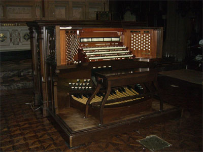 Click here to download a 1200 x 900 JPG image showing the console of the Trinity Organ.