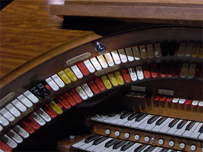 Click here to download a 2048 x 1536 JPG image showing the left stop bolster of the 3/16 Mighty WurliTzer Theatre Pipe Organ installed at Tom Worthington High School, Columbus, Ohio.