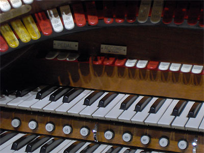 Click here to download a 2048 x 1536 JPG image showing the left end of the back rail of the 3/16 Mighty WurliTzer Theatre Pipe Organ installed at Tom Worthington High School, Columbus, Ohio.