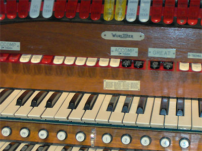 Click here to download a 2048 x 1536 JPG image showing the center of the back rail of the 3/16 Mighty WurliTzer Theatre Pipe Organ installed at Tom Worthington High School, Columbus, Ohio.