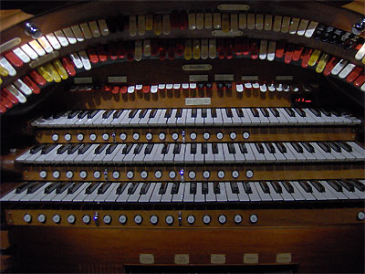 Click here to download a 2048 x 1536 JPG image showing the stop sweep of the 3/16 Mighty WurliTzer Theatre Pipe Organ installed at Tom Worthington High School, Columbus, Ohio.