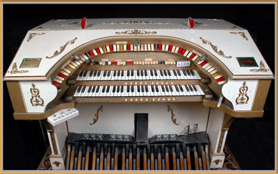 Click here to download a 2953 x 1849 JPG image showing the console of the Virginia Theatre's 2/8 Mighty WurliTzer Theatre Pipe Organ.